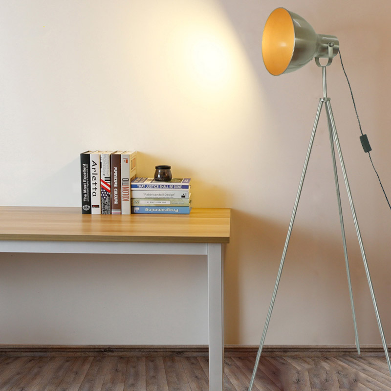 Élégance éclairante: l'attrait du lampadaire du trépied